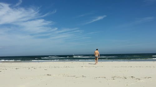 在沙滩上散步的人 · 免费素材视频