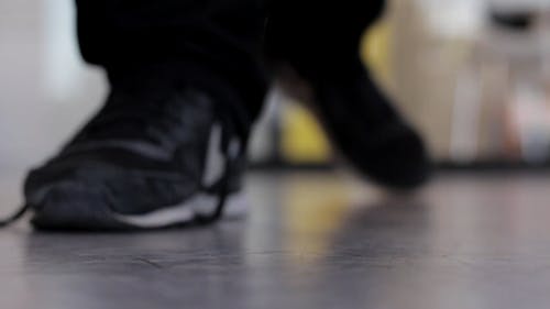 男子绑鞋带 · 免费素材视频