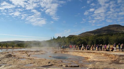 游客在等待strokkur爆发 · 免费素材视频