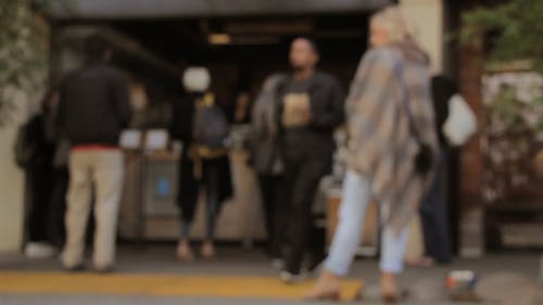 人们从商店购买的视频模糊 · 免费素材视频