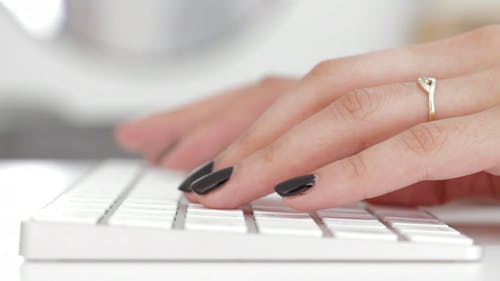 白色键盘和黑色彩绘指甲 · 免费素材视频