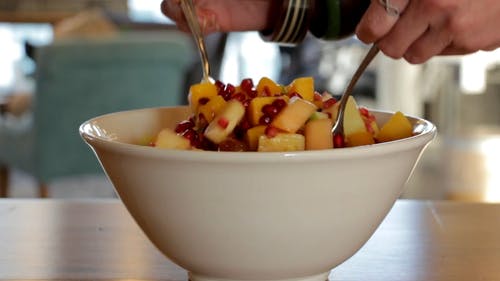 在碗上混合水果 · 免费素材视频