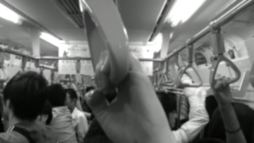火车里的人的黑白视频 · 免费素材视频