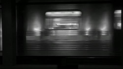 火车经过的黑白镜头 · 免费素材视频