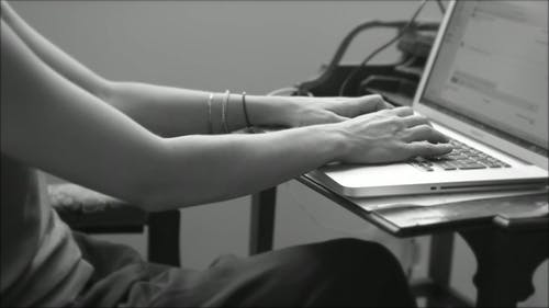 一个女人在键盘上打字的黑白视频 · 免费素材视频