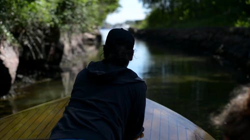 在狭窄的河上航行的人 · 免费素材视频