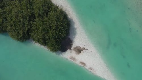 高角度拍摄的一个小岛 · 免费素材视频