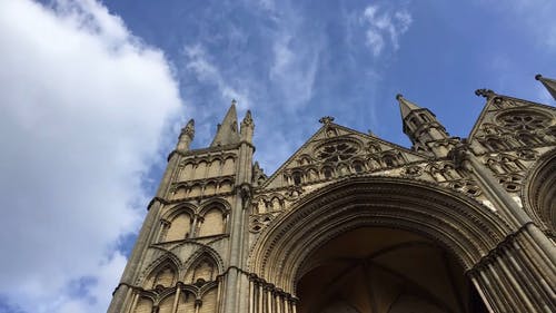 低角度拍摄的一座教堂 · 免费素材视频