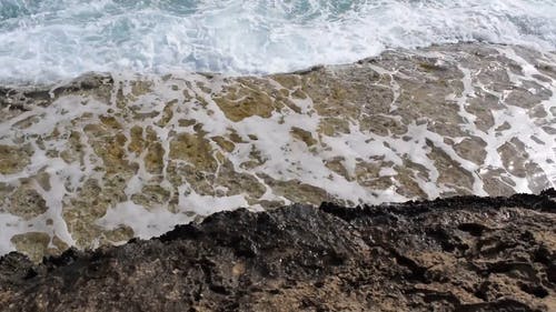 波浪拍打海岸线 · 免费素材视频