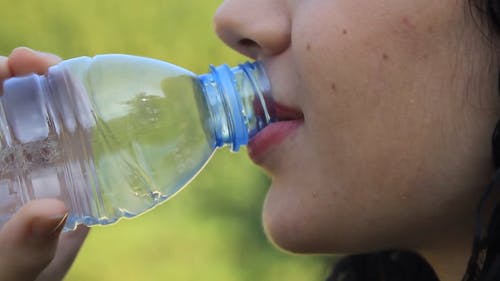 女人喝水 · 免费素材视频
