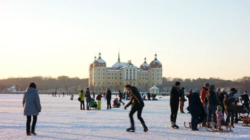 人们喜欢冬天的雪 · 免费素材视频