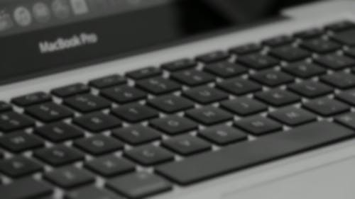 人在键盘上打字的黑白视频 · 免费素材视频