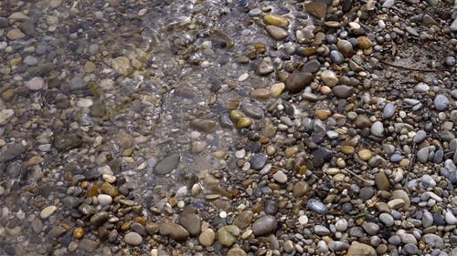 鹅卵石在水面上 · 免费素材视频