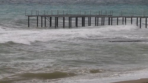 强浪击中了码头 · 免费素材视频