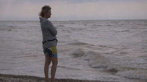 岸边的女人 · 免费素材视频