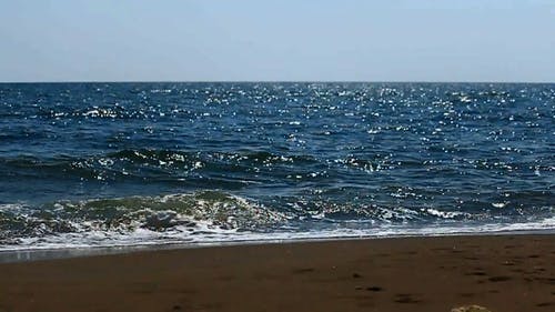 强烈的海滩海浪击中岸边 · 免费素材视频