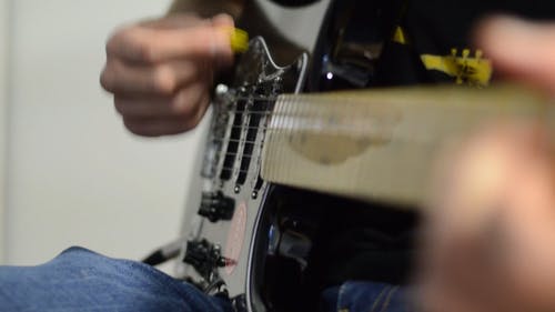 弹吉他的人 · 免费素材视频
