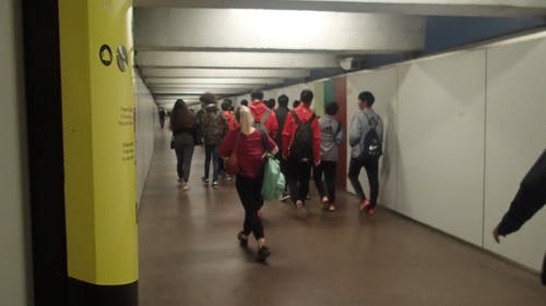 红色长袖外套的男孩 · 免费素材视频