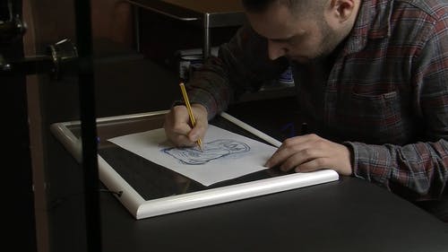 男人做铅笔素描 · 免费素材视频