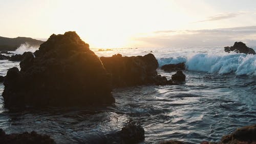 海浪拍打在岩石上 · 免费素材视频