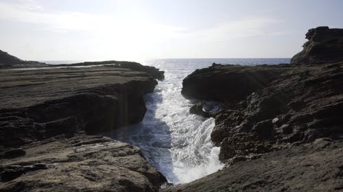 猛烈的海浪拍打在海岸上的视频 · 免费素材视频