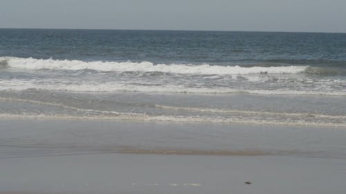 海浪拍打在海边 · 免费素材视频