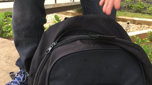 平板电脑放在背包里的男孩 · 免费素材视频