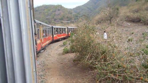 火车沿山旅行 · 免费素材视频