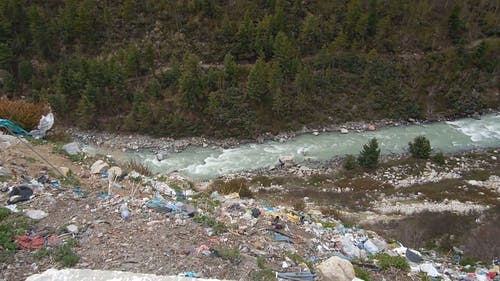 汹涌的河水 · 免费素材视频