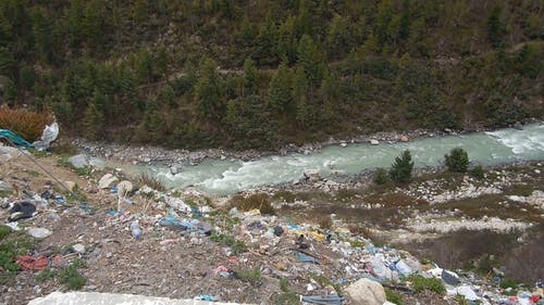 汹涌的河水 · 免费素材视频