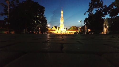 泰国著名地标的夜景 · 免费素材视频