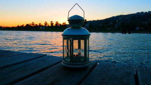 在木板上的灯笼与日落美景 · 免费素材视频