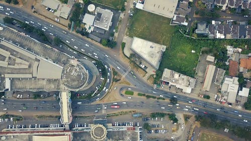 繁忙的道路的鸟瞰图 · 免费素材视频