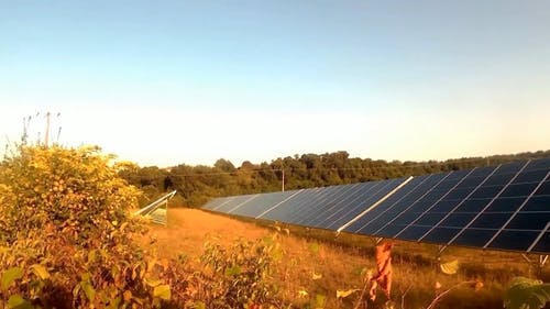 太阳能电池板作为能源 · 免费素材视频
