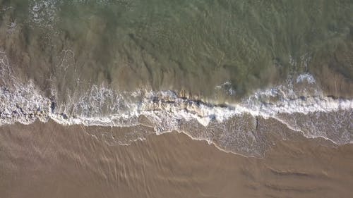 海浪冲到岸边 · 免费素材视频