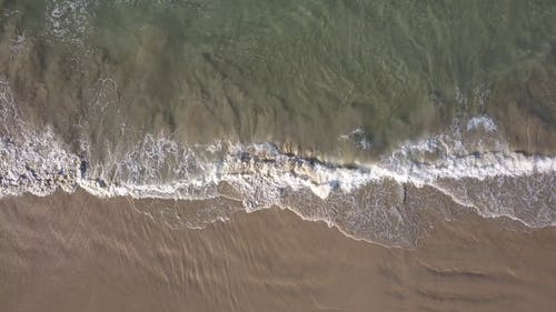 海浪冲到岸边 · 免费素材视频