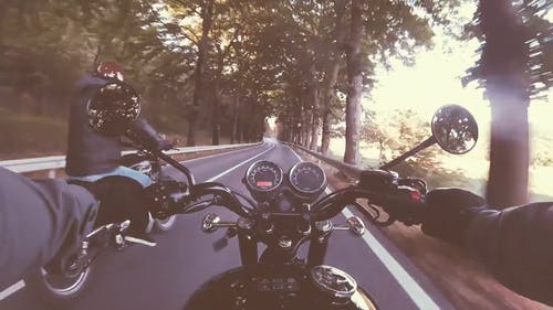 骑摩托车的人在路上的视频 · 免费素材视频