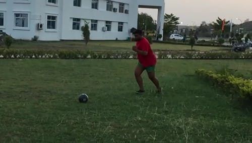 男子踢足球 · 免费素材视频