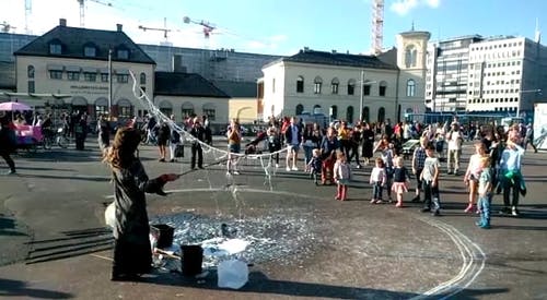 享受街头表演者行为的儿童 · 免费素材视频