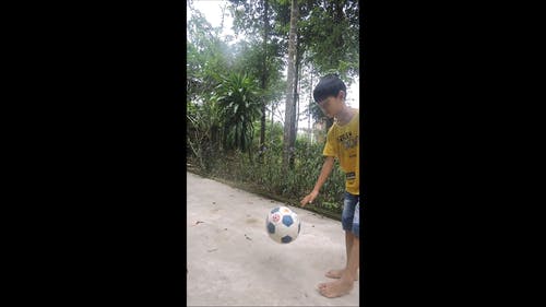 两个男孩在踢足球 · 免费素材视频