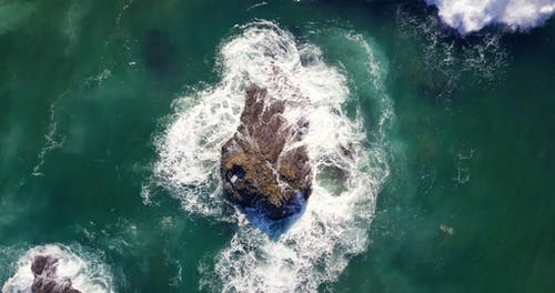 海浪冲撞 · 免费素材视频