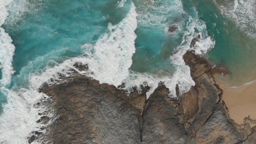 海浪冲向海岸 · 免费素材视频