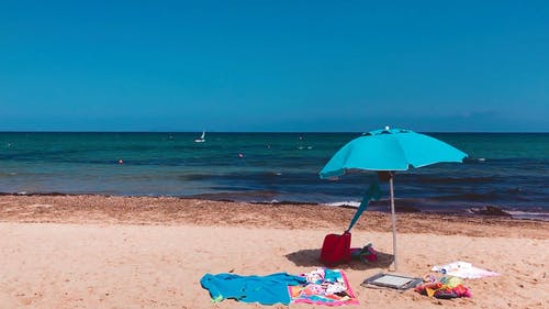 海边的蓝色沙滩伞 · 免费素材视频