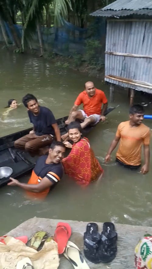 水灾地区的人们 · 免费素材视频