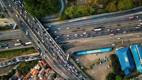 繁忙的高速公路的鸟瞰图 · 免费素材视频