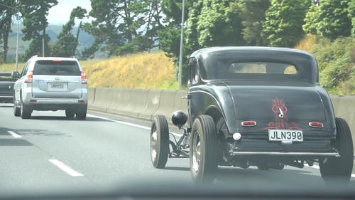 老爷车在路上 · 免费素材视频