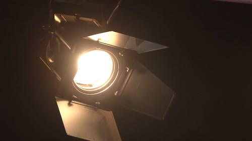 聚光灯下的光束 · 免费素材视频