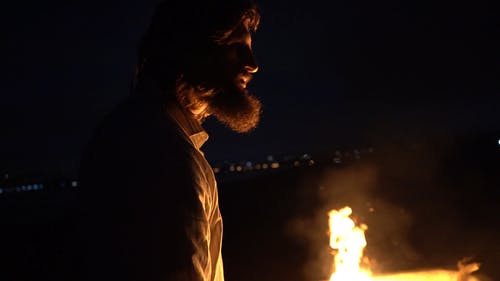 人在篝火前做礼节 · 免费素材视频