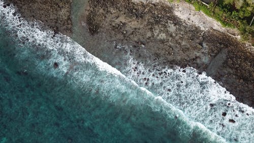 海浪冲到岸边 · 免费素材视频