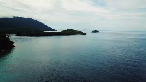 大海和美丽的岛屿的鸟瞰图 · 免费素材视频